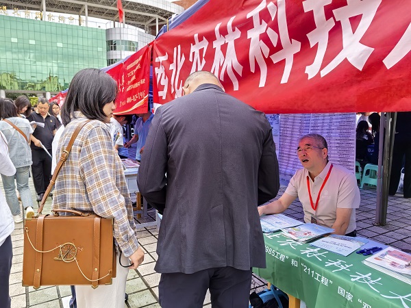 陈俊锋老师认真咨询中.jpg