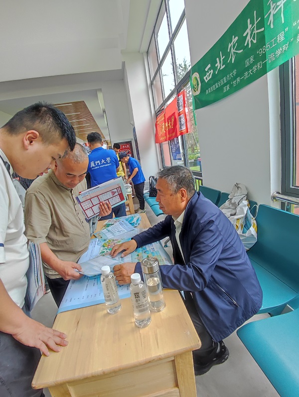 退休教职工李引乾老师认真咨询中.jpg
