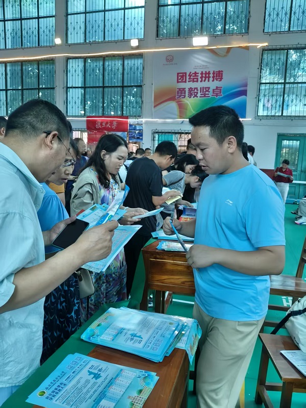 校友杨先亮老师认真咨询中 .jpg
