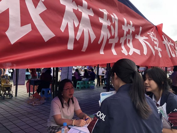 李春艳老师认真咨询中.jpg