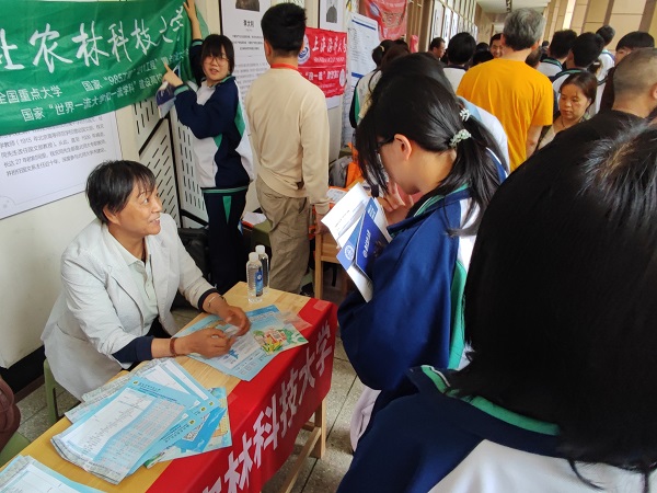 退休教职工徐秀侠老师认真咨询中.jpg