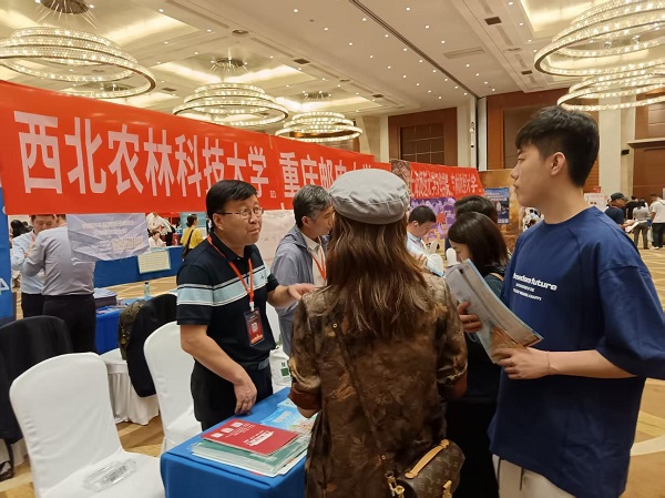 闫德忠与考生及家长亲切沟通中.jpg