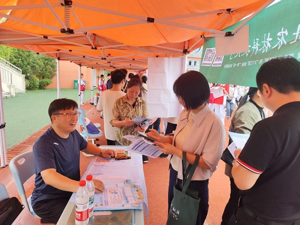 关振国老师认真咨询中.jpg