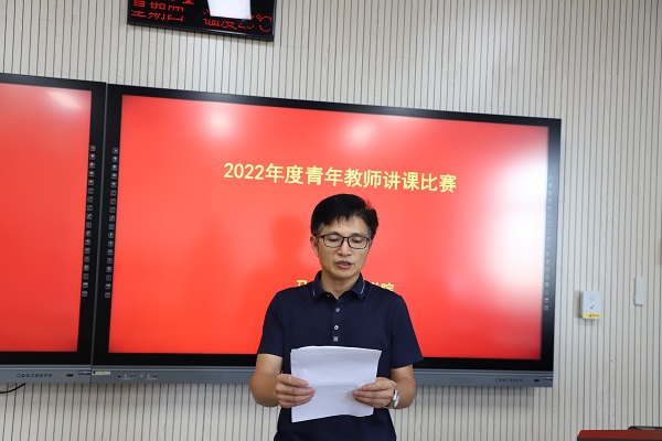 英国上市公司官网365副书记兼副院长王家武介绍评委和参赛教师.JPG